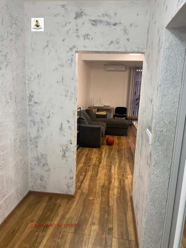 Дава под наем 3-стаен, гр. плевен, широк център