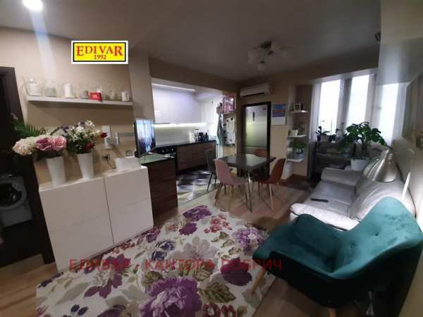 Продава 4-стаен, гр. добрич, център