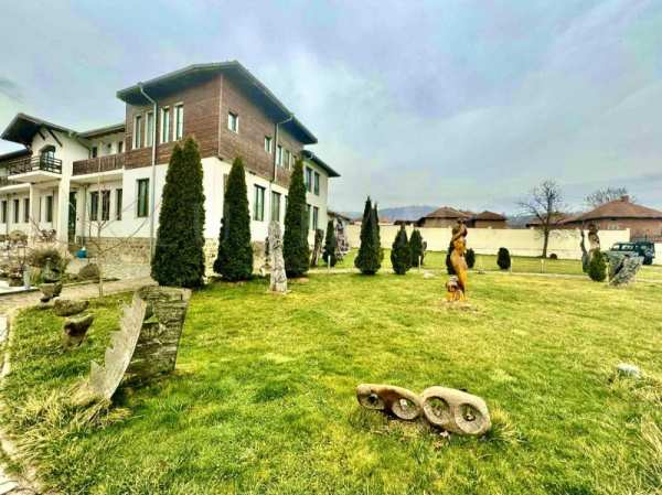 Продава хотел, гр. вършец, област монтана