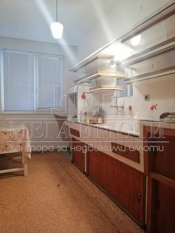 Продава етаж от къща, гр. сливен, ново село