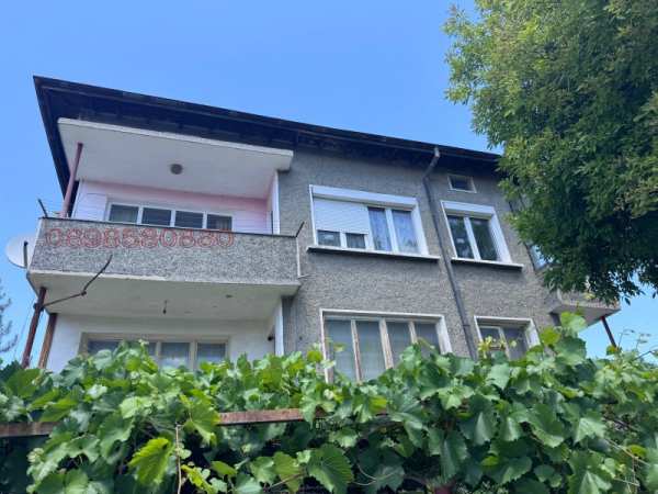 Продава етаж от къща, гр. нови пазар, област шумен