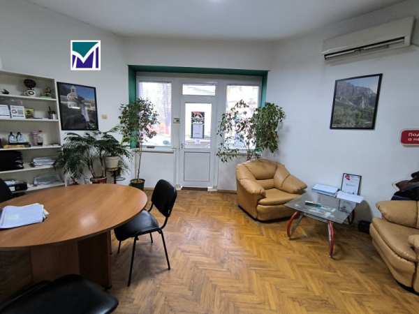 Продава  офис град Враца, Център
      133 кв.м