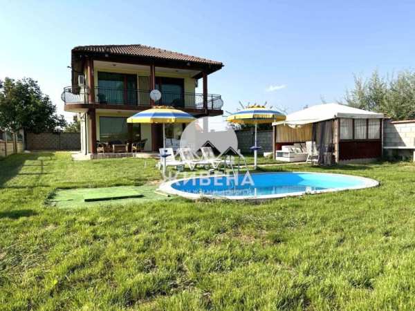 Продава  къща с. Топола, област Добрич
      196 кв.м