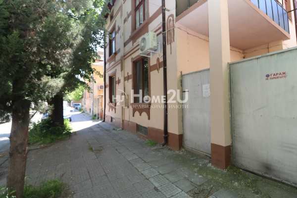 Продава етаж от къща, гр. пазарджик, център