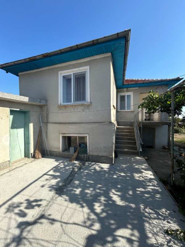 Продава  къща с. Момино село, област Пловдив
      123 кв.м