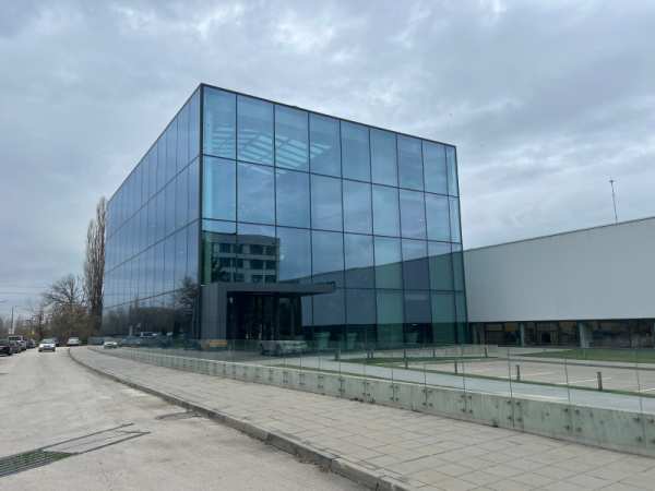 Продава  офис град Плевен, Индустриална зона
      2800 кв.м