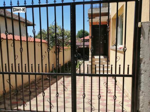 Продава етаж от къща, гр. плевен, широк център