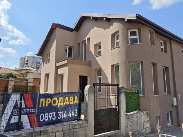 Продава  хотел град Шумен, Център
      204 кв.м