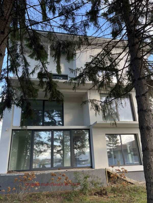 Продава  къща с. Пролеша, област София
      230 кв.м