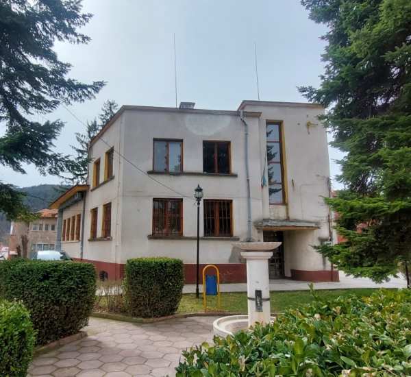 Продава бизнес имот, гр. брезник, област перник