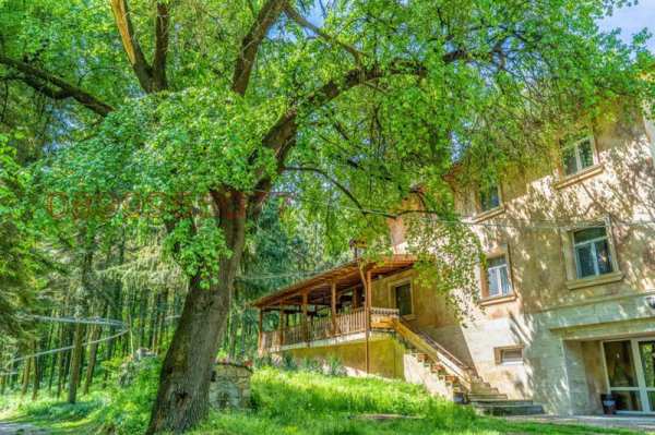 Продава  хотел с. Крушуна, област Ловеч
      1000 кв.м