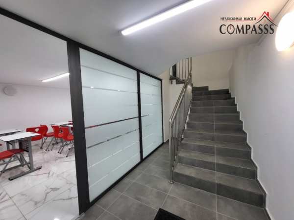 Продава  офис град Добрич, Център
      124 кв.м