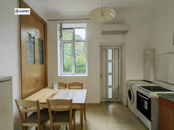 Дава под наем етаж от къща, гр. варна, център