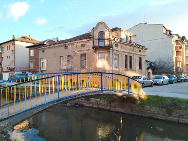 Дава под наем къща, гр. пазарджик, център