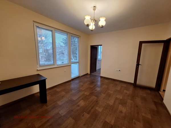 Дава под наем 2-стаен, гр. ямбол, център