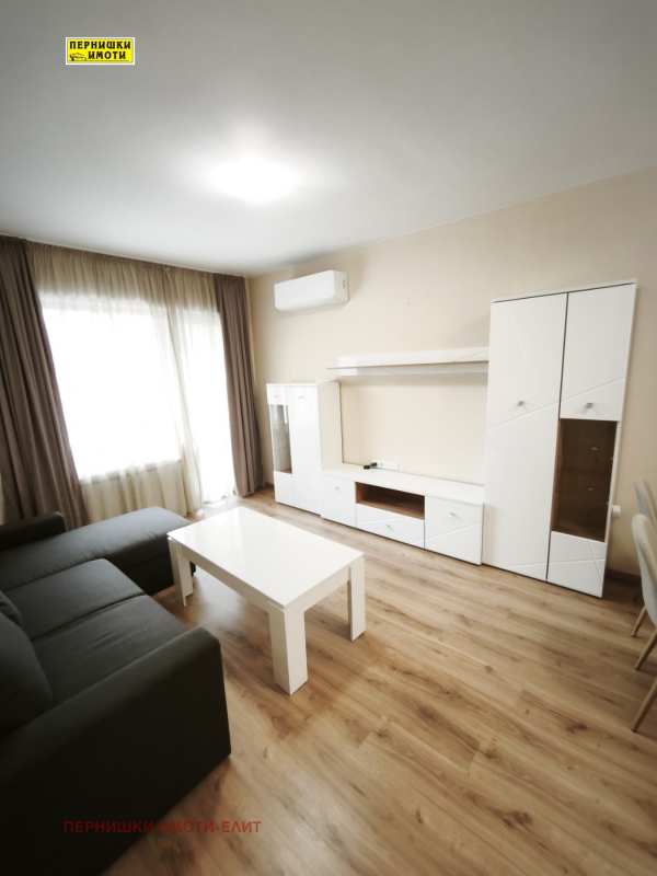 Дава под наем 2-стаен, гр. перник, изток