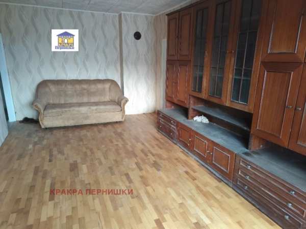 Дава под наем 3-стаен, гр. перник, изток