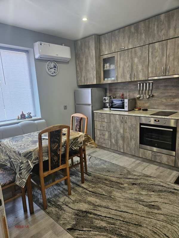 Дава под наем етаж от къща, гр. плевен, широк център