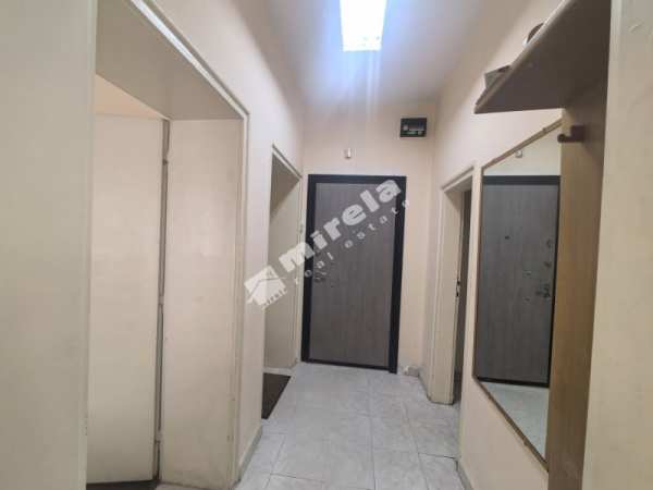 Дава под наем 3-стаен, гр. ямбол, център