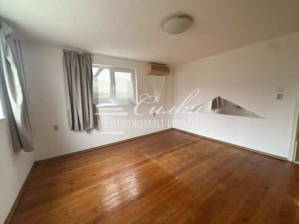 Дава под наем етаж от къща, гр. шумен, военно училище