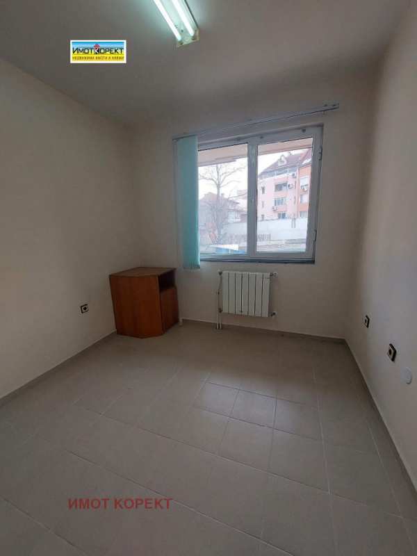 Дава под наем офис, гр. пазарджик, център