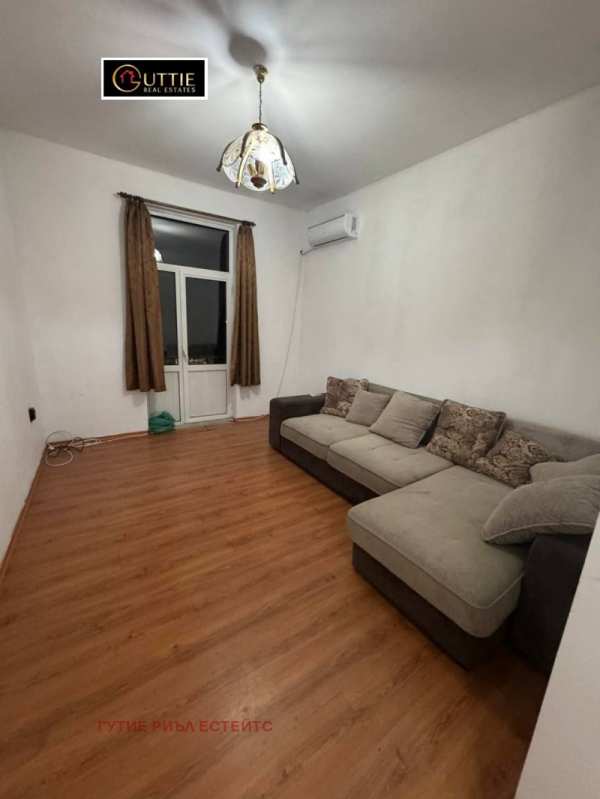 Дава под наем етаж от къща, гр. софия, център