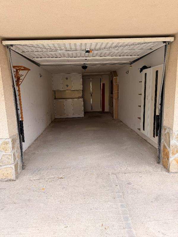 Дава под наем  гараж, паркомясто град Пазарджик, Руски
      23 кв.м