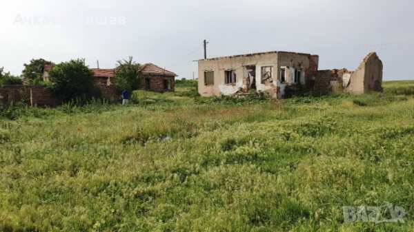 Разрушена къща и обор в село горна митрополия