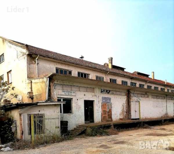 Отдава под наем търговски помещения