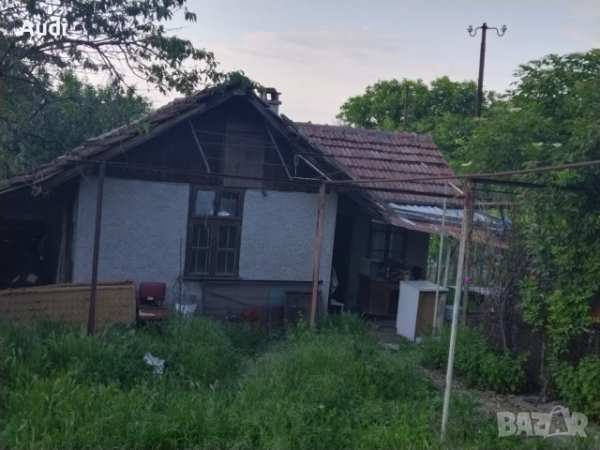 Продавам вила кв. зона б имотът е в регулация с комуникации ток и вода. вилата е масивна.
