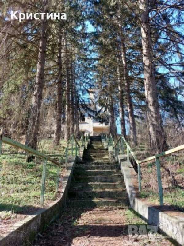 Продавам бившо училище