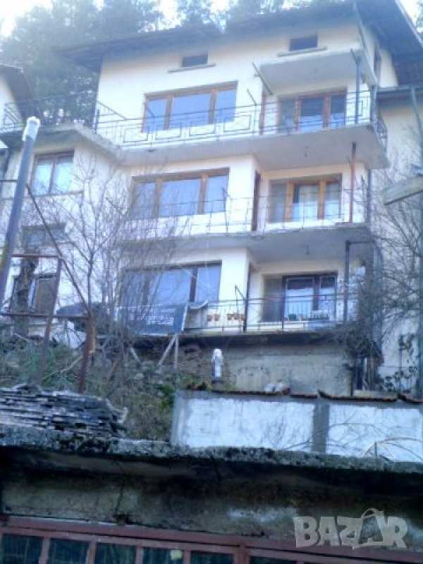 Продавам  къща с масивен гараж към нея до центъра на гр. тетевен