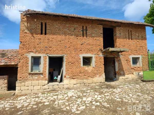 Продава парцел с.върбица плевенско със селскостопански сгради