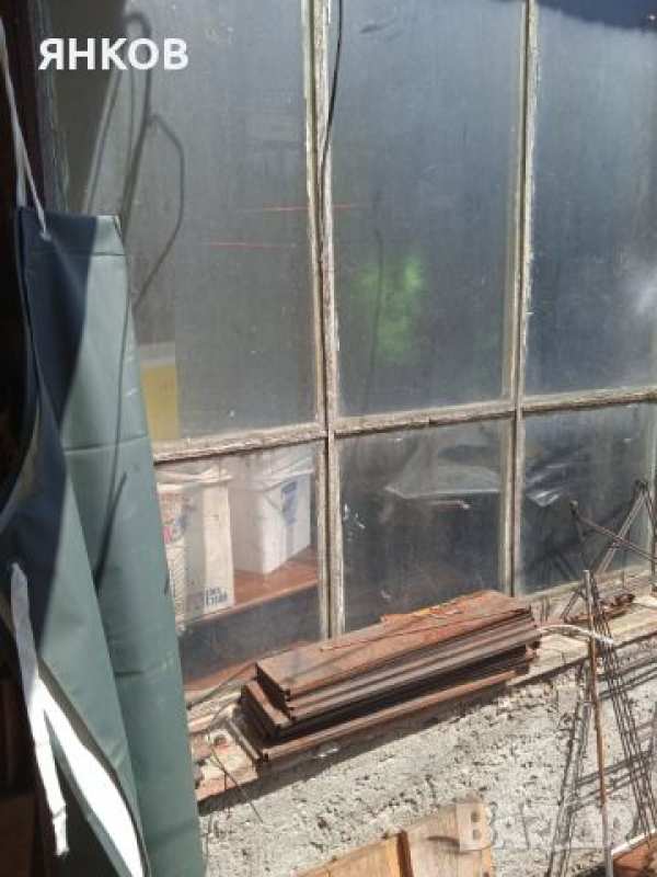 Продавам етаж и пристройка