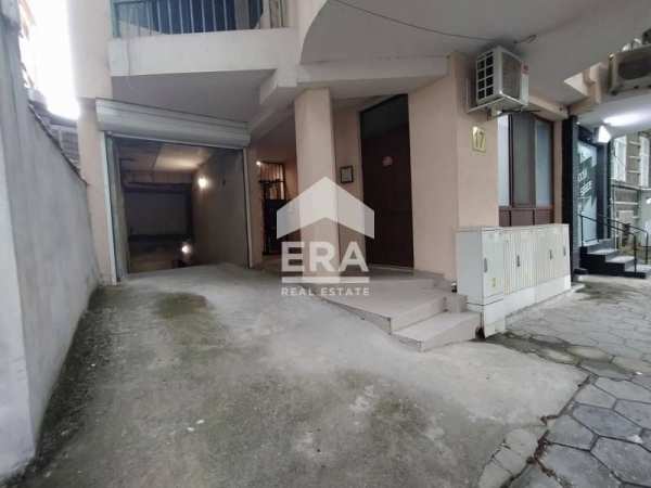 Подземен гараж за продажба, в нова тухлена сграда, Център, Варна, в бл