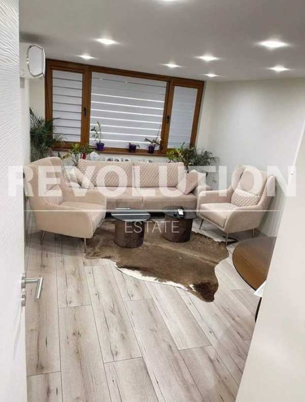 Луксозен тристаен апартамент в затворен комплекс жк. Бриз