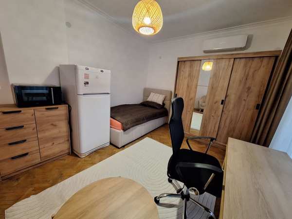 Обзаведена стая с тераса в Центъра до метро Театрална и парк Заимов