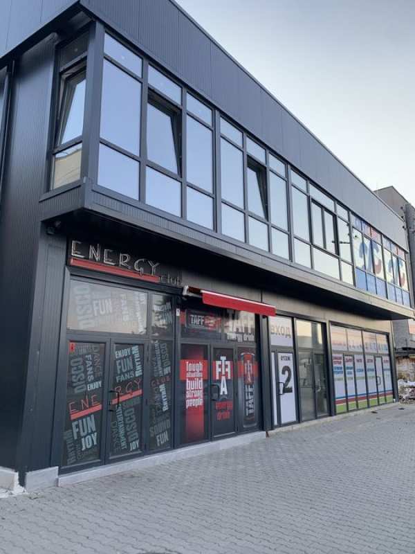 Дава под наем търговско помещение!