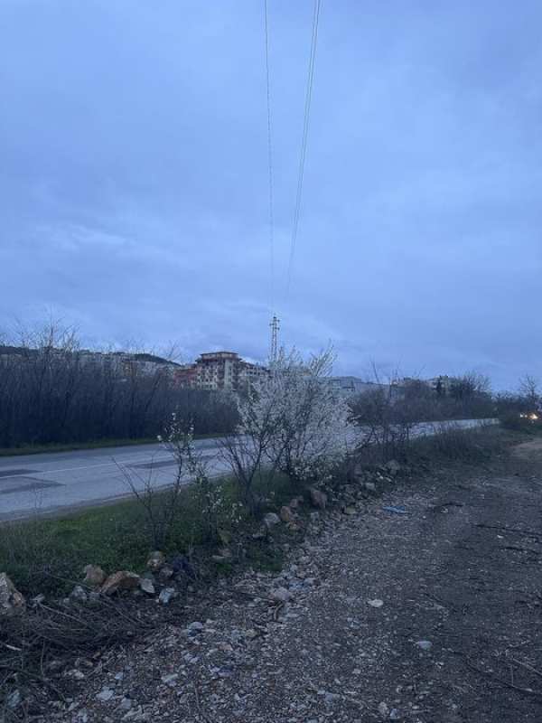 Продава се парцел на главен път