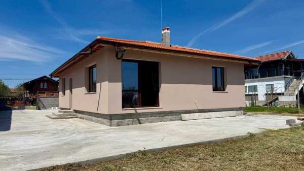 Нова едноетажна къща в с. Еленино | 96 кв.м. | 3 спални | Двор 1000 кв.м