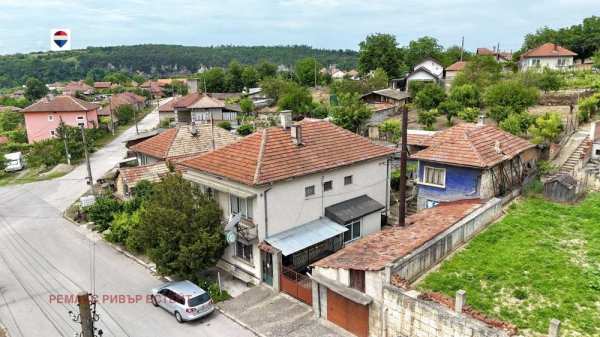 Две къщи в един двор за продажба с. Красен, обл. Русе
