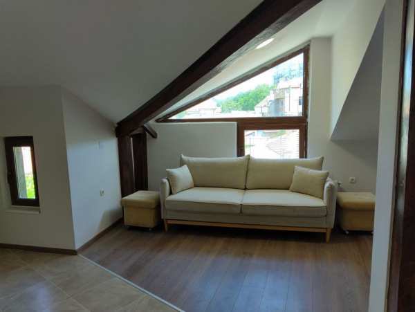 Дава под наем изцяло ремонтиран нов  двустаен апратамент