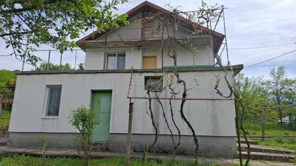 Продава масивна къща в село на 13 км от Габрово