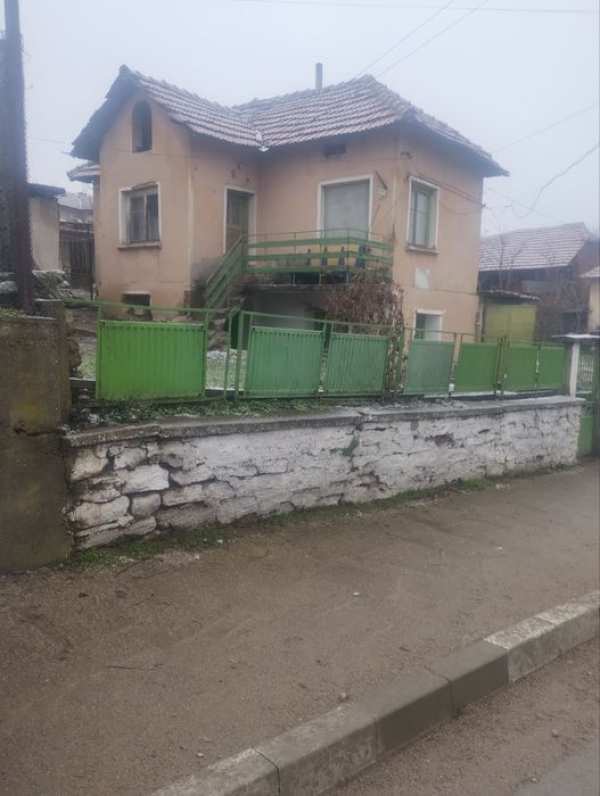 Къща с двор в с.Девене