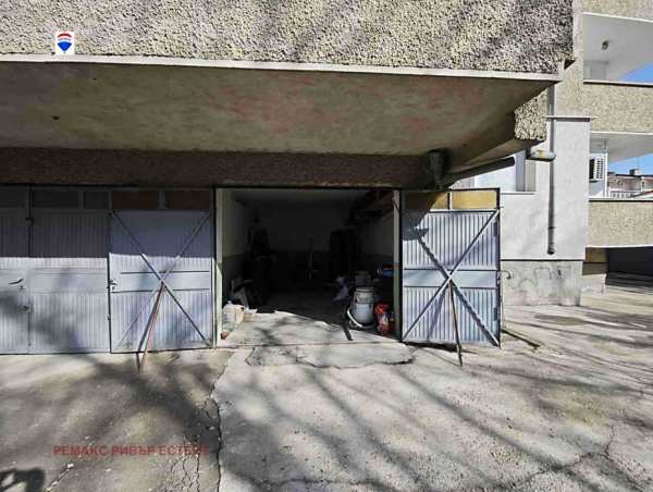 Гараж с ток за продажба кв. Дружба 3