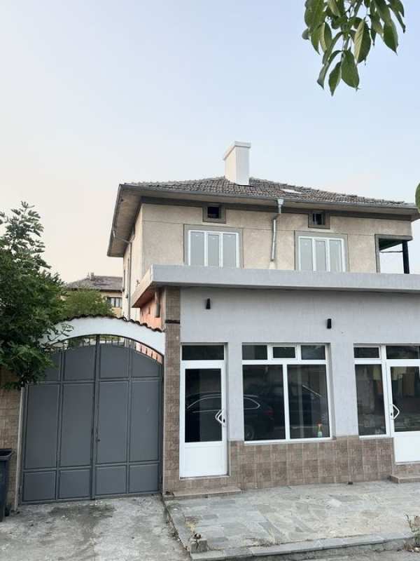 Двуетажна Къща Димитровград с търговско помещение 90кв