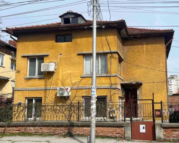 Собственик продава етаж от къща