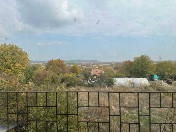 Продава двуетажна тухлена къща в с. Анаутито