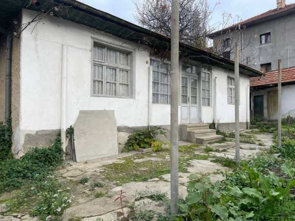 Едноетажна къща Карлово с двор 553 кв.м. 95783