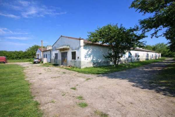 Производствена база 1224 кв.м с 6 дка и трафопост 250 kVA – обл. Варна